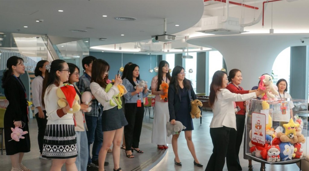 Các nhân viên Prudential hưởng ứng hoạt động đóng góp gấu bông cho các bé bệnh nhi. Ảnh: Prudential Việt Nam.