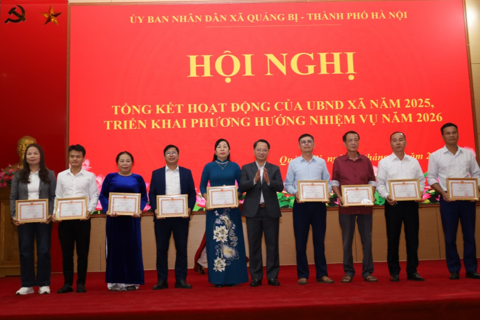 Đồng chí Bùi Mạnh Thắng, Phó Bí thư Đảng uỷ, Chủ tịch UBND xã Quảng Bị tặng bằng khen cho các tập thể, cá nhân đạt danh hiệu xuất sắc