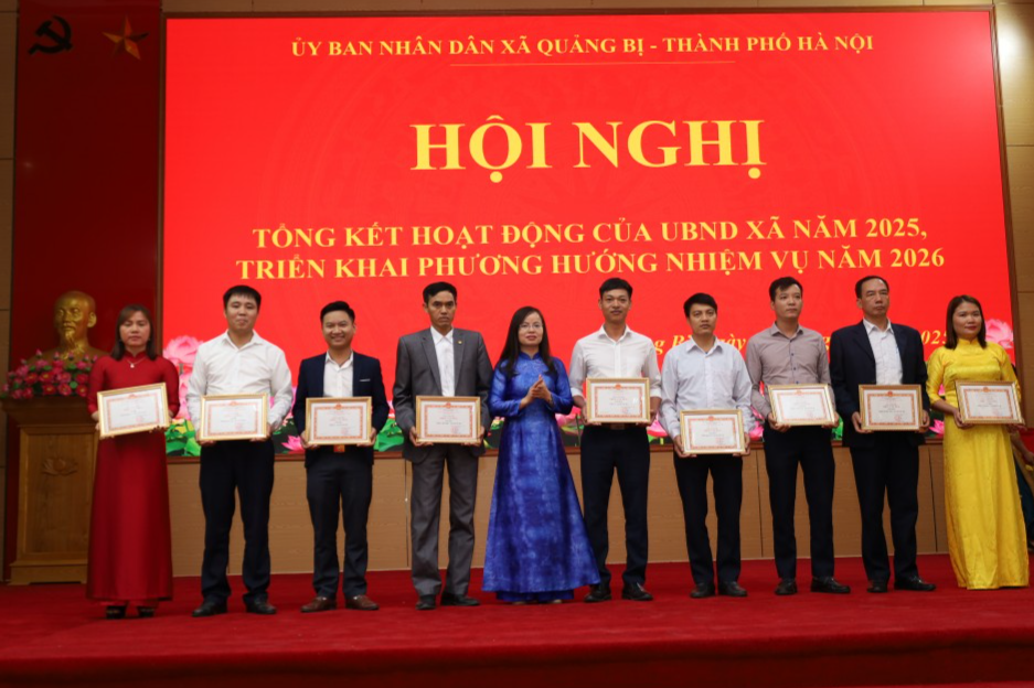 Đồng chí Lê Thị Hạnh. Phó Bí thư Thường trực Đảng uỷ xã Quảng Bị trao bằng khen cho các tập thể