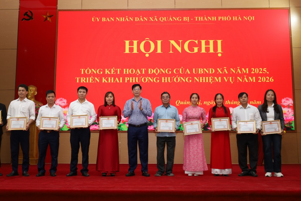 Đồng chí Nguyễn Trường Năng, Bí thư Đảng uỷ, Chủ tịch HĐND xã Quảng Bị tặng bằng khen cho các tập thể xuất sắc năm 2025