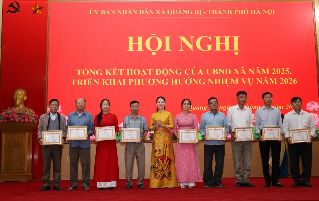 Đồng chí Nguyễn Thị Lan Hương, Phó chủ tịch HĐND xã Quảng Bị trao bằng khen cho các cá nhân có thành tích xuất sắc trong năm 2025