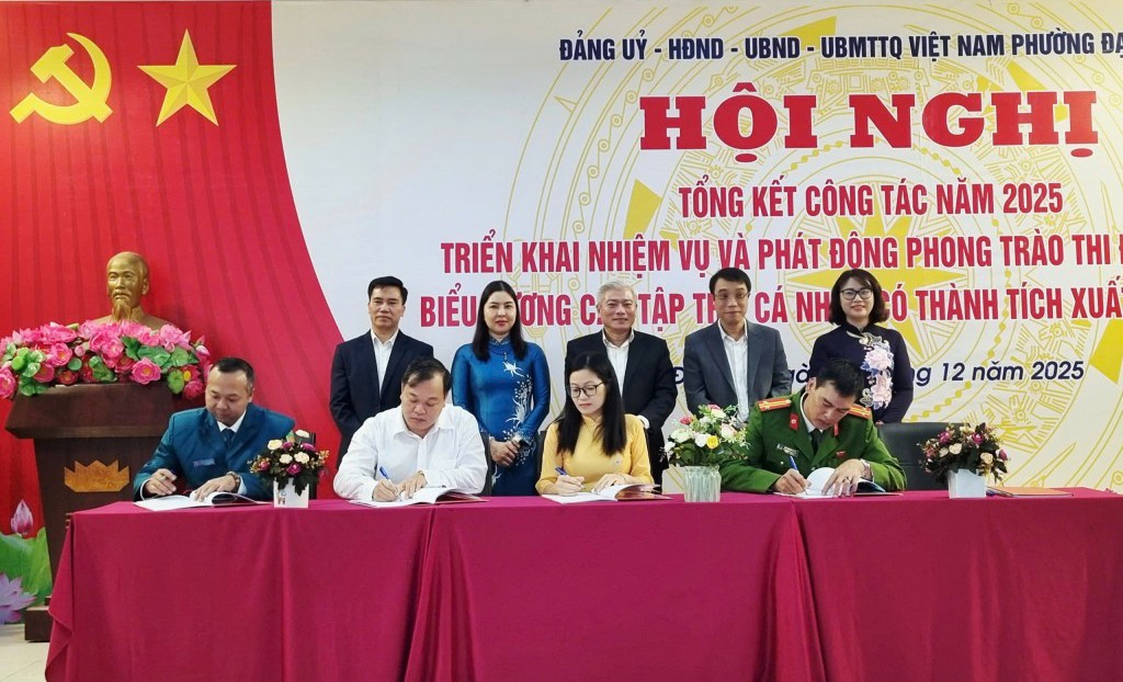 Các đồng chí lãnh đạo Đảng uỷ, HĐND, UBND, Uỷ ban MTTQ Việt Nam phường Đại Mỗ chứng kiến đại diện các cơ quan, đơn vị, tổ dân phố ký giao ước thi đua năm 2026