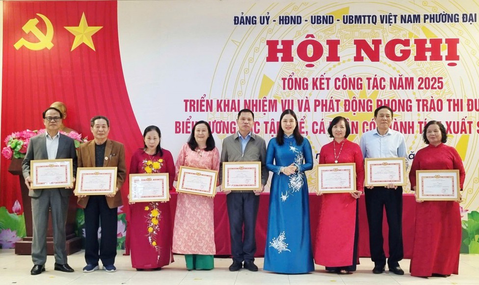 Đồng chí Nguyễn Thị Hoài Thu, Phó Bí thư Thường trực Đảng ủy phường Đại Mỗ khen thưởng cho các tập thể, cá nhân hoàn thành xuất sắc nhiệm vụ năm 2025.