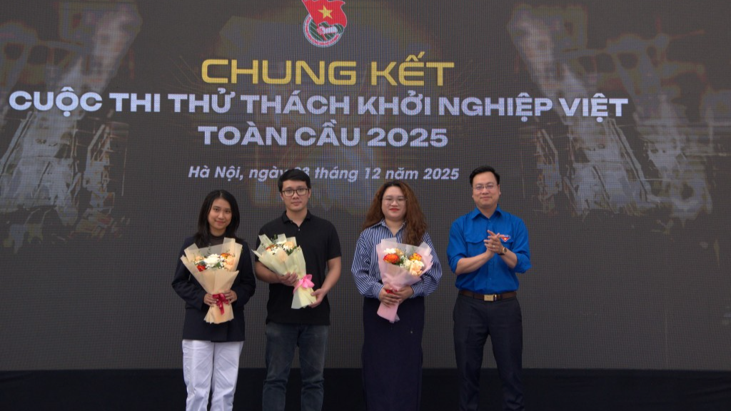 Phó Bí thư Thành đoàn Hà Nội Trần Quang Hưng tặng hoa tri ân Ban Giám khảo 