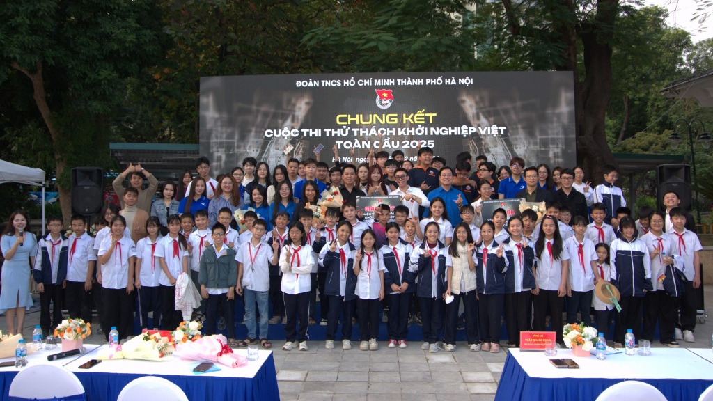 Đại biểu và các bạn trẻ chụp ảnh lưu niệm tại chương trình 