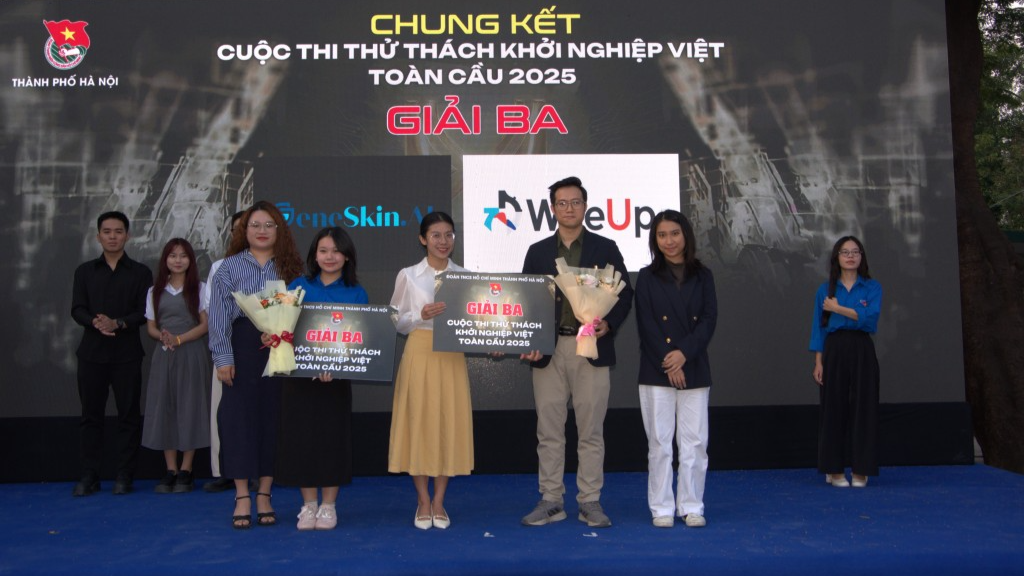 Ban tổ chức trao giải Nhì và ba cho các đội thi