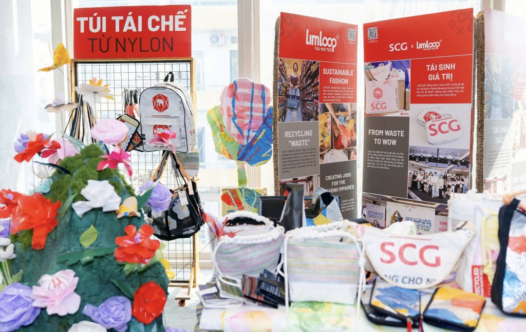 Khu trưng bày các sản phẩm tái chế từ bao xi măng SCG, do các học viên của Limloop (thuộc HaliCare) thực hiện trong khuôn khổ dự án SCG Learn to Earn.