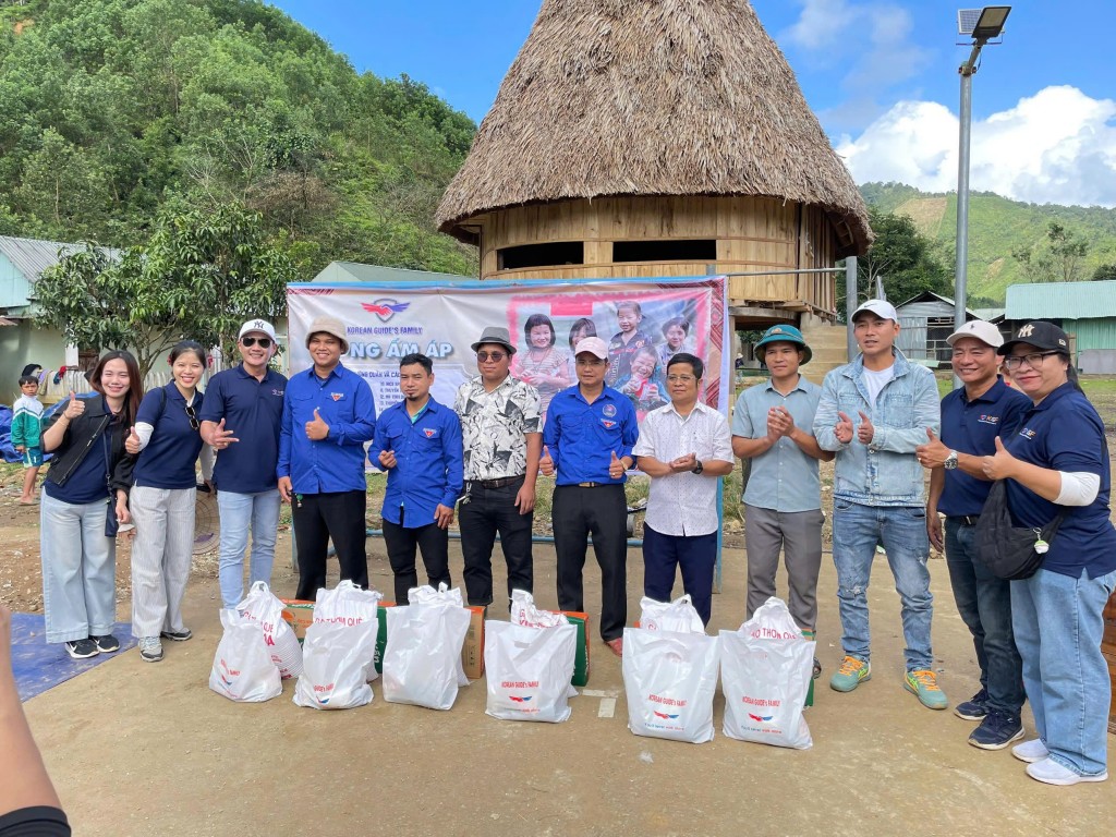 Tặng quà cho những đoàn viên thanh niên của thôn