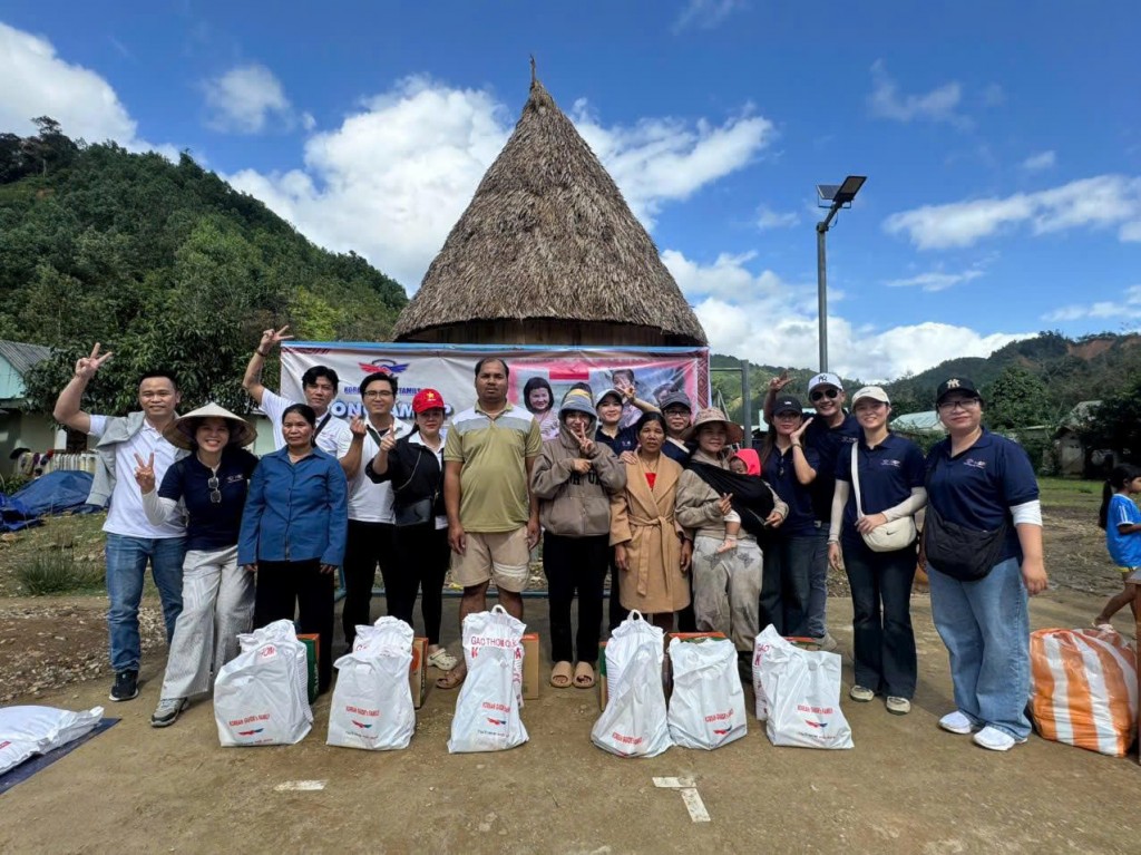 Tặng quà cho bà con