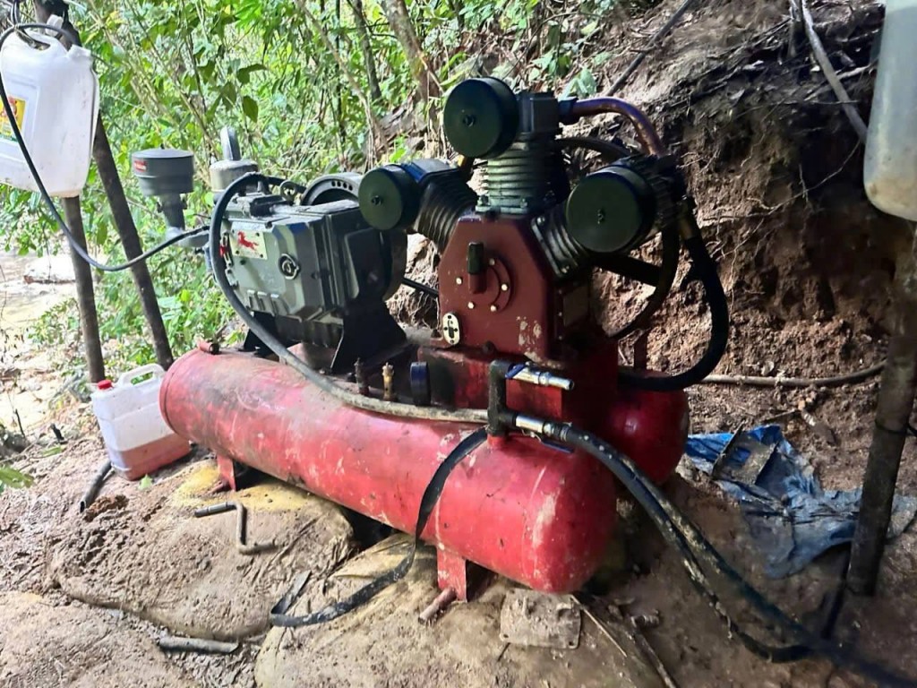 Máy móc, phương tiện phục vụ hoạt động khai thác vàng trái phép bị lực lượng chức năng thu giữ, tiêu hủy