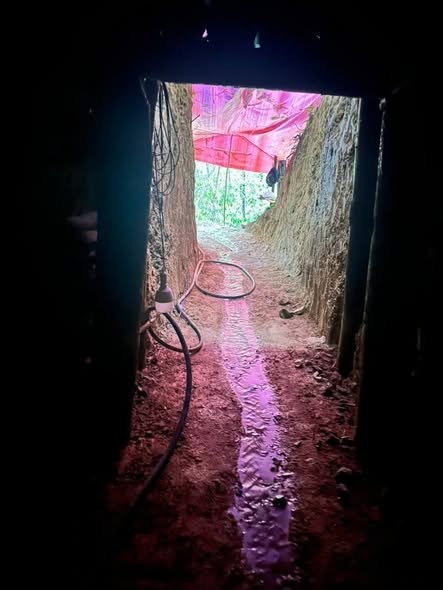 Hầm đào vàng được các đối tượng khoét sâu vào lòng đất  (Ảnh: C.A Đà Nẵng)