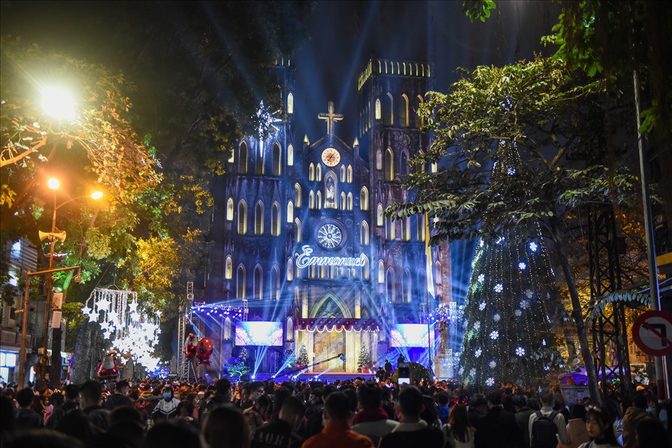 Như thường lệ, cứ đến dịp lễ Giáng sinh, khắp phố phường Hà Nội lại nhộn nhịp bởi dòng người kéo về các khu vực trung tâm nhất là khu Nhà thờ Lớn