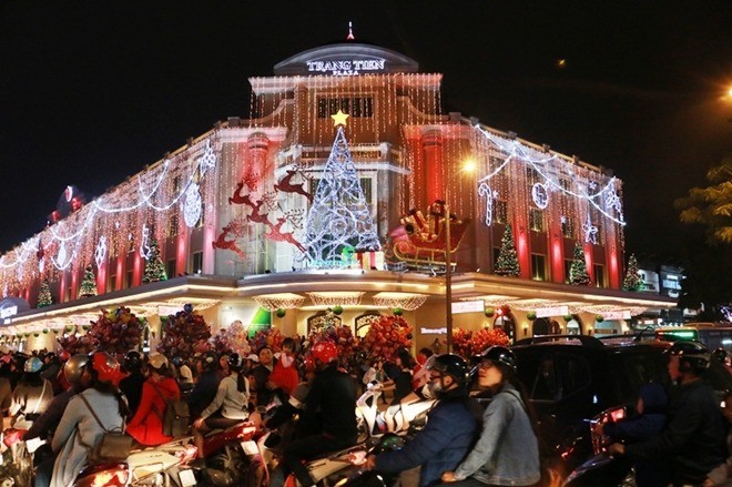 Phố đi bộ Hồ Gươm (Hoàn Kiếm) là địa điểm du lịch Noel Hà Nội lý tưởng với mô hình ông già Noel, biểu diễn đường phố và chợ đêm. Năm 2025, thêm show ánh sáng laser và gian hàng ẩm thực Giáng sinh.