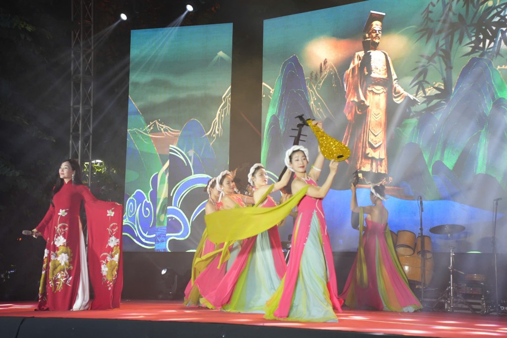 Biểu diễn nghệ thuật phục vụ Nhân dân mừng Đảng, vui Xuân, đón Tết