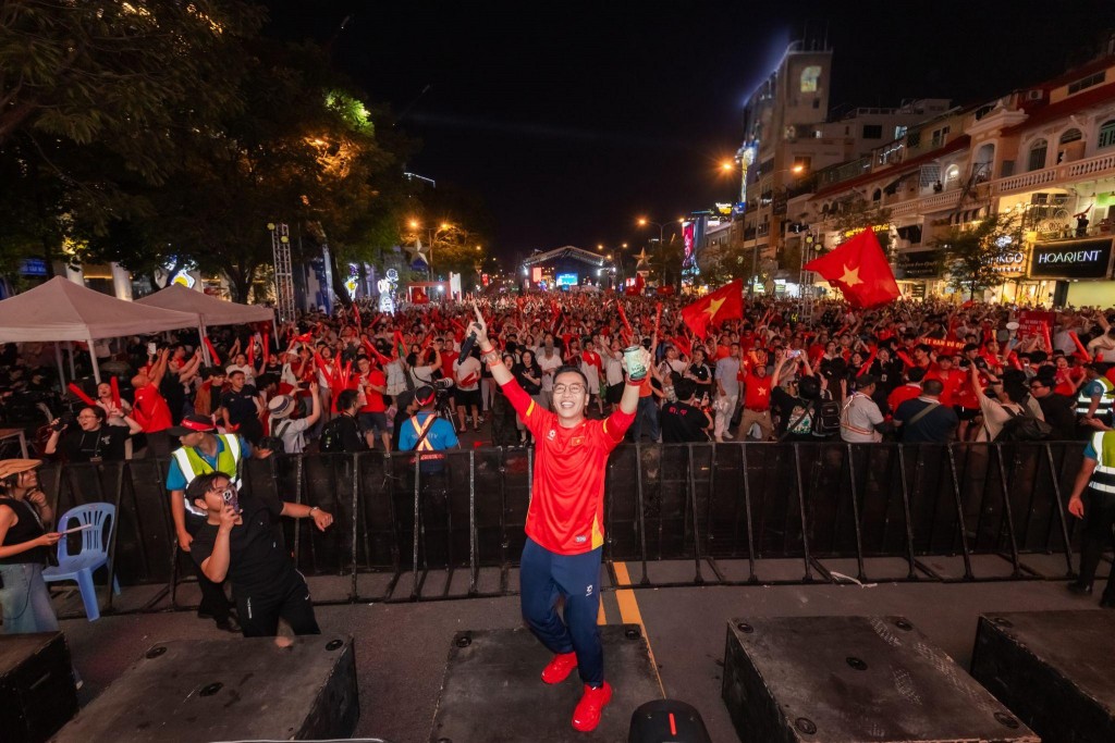 Tại Đại hội xem bóng đá ngoài trời cùng Bia Saigon, mọi khoảng cách được xóa nhòa - tất cùng tỏa chung nhịp đập tự hào, tiếp lửa cho U22 Việt Nam tại SEA Games 33.