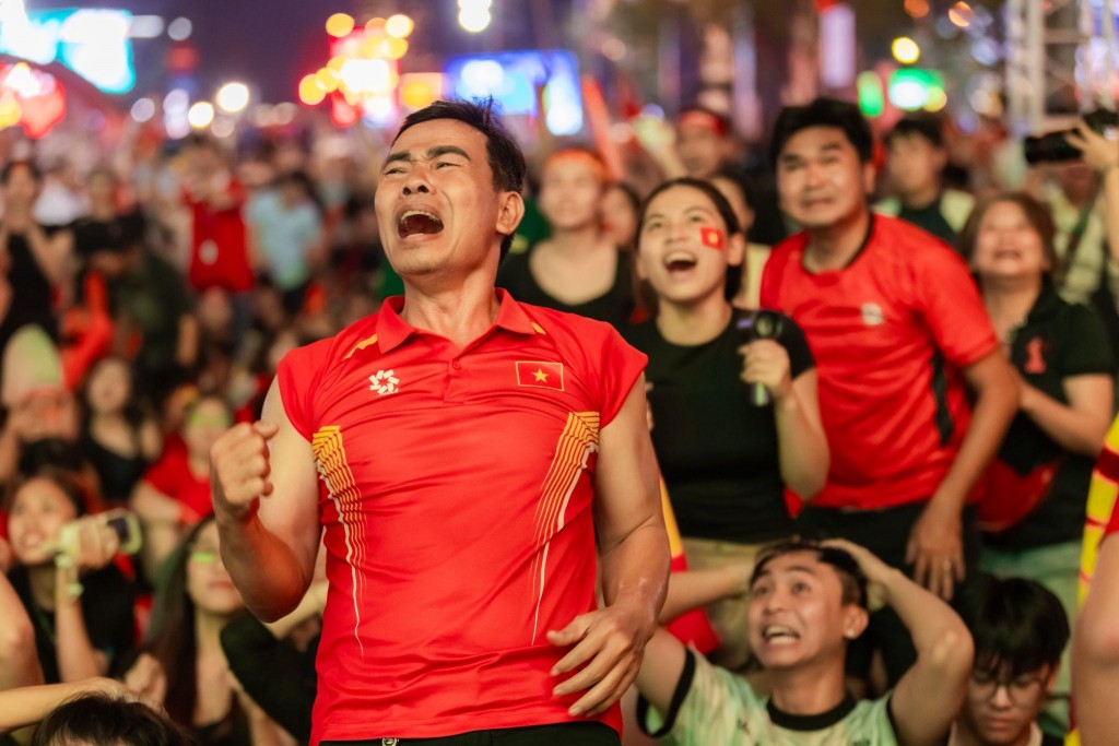 Từ online đến offline, Bia Saigon kết nối người hâm mộ trên khắp mọi miền qua hoạt động dự đoán tỉ số trên Zalo, biến tương tác số thành những khoảnh khắc cổ vũ đầy cảm xúc.