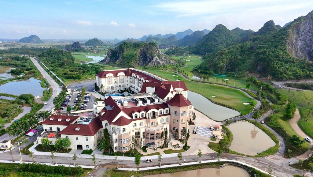 Khách sạn Legend Valley Hotel sở hữu 200 phòng tiêu chuẩn quốc tế và Grand Ballroom rộng lớn tới 675m2 sẵn sàng phục vụ Hội nghị, hội thảo và tiệc cho 450 khách. Khách sạn Legend Valley Hotel sở hữu 200 phòng tiêu chuẩn quốc tế và Grand Ballroom rộng lớn tới 675m2 sẵn sàng phục vụ Hội nghị, hội thảo và tiệc cho 450 khách.