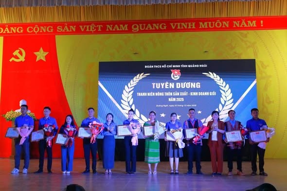 Ban Thường vụ Tỉnh đoàn Quảng Ngãi tuyên dương các gương thanh niên tiêu biểu có thành tích xuất