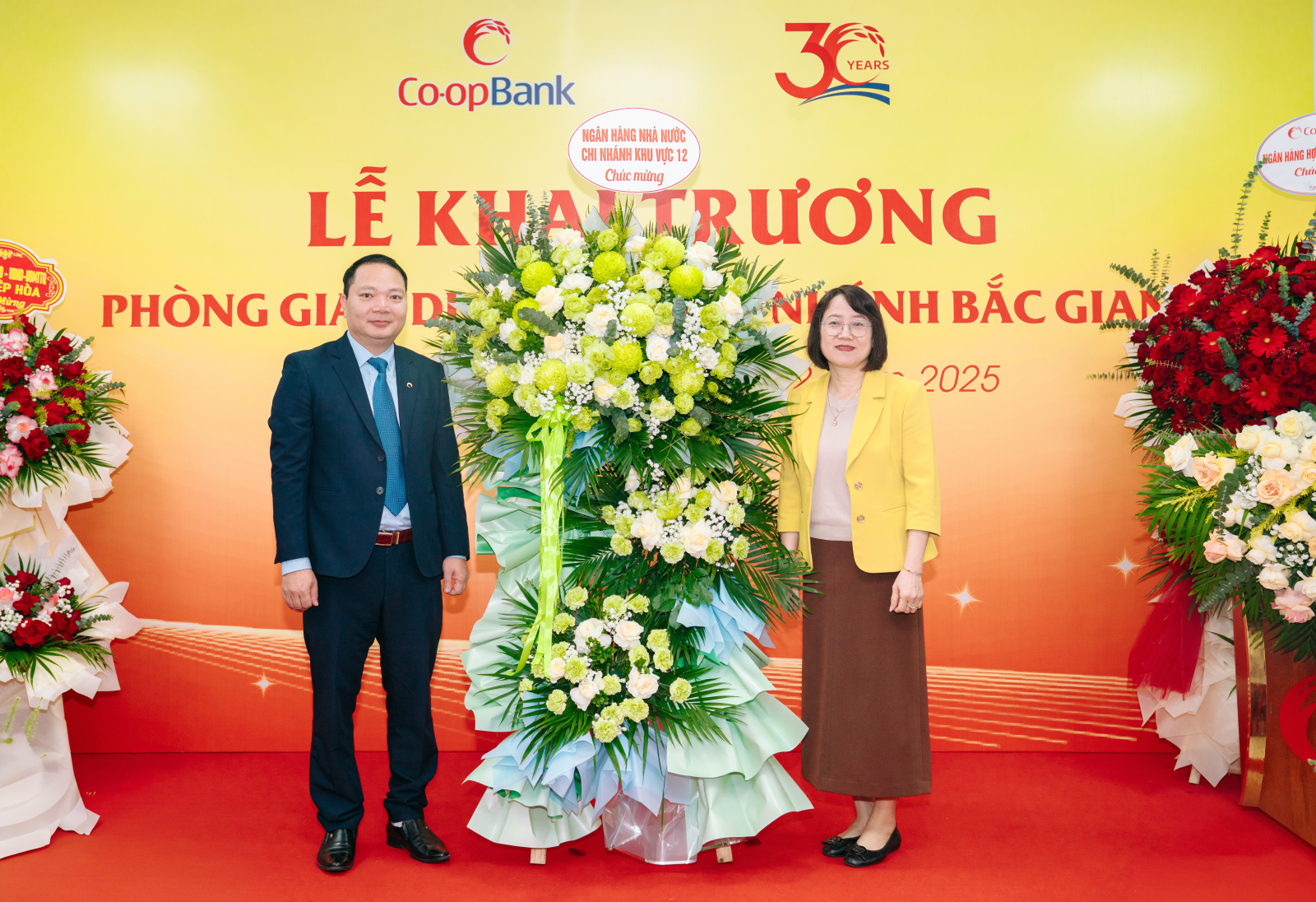 Bà Lê Thị Hoàng Hà - Phó Giám đốc NHNN Khu vực 12 chúc mừng Co-opBank chi nhánh Bắc Giang tại Lễ Khai trương PGD số 2