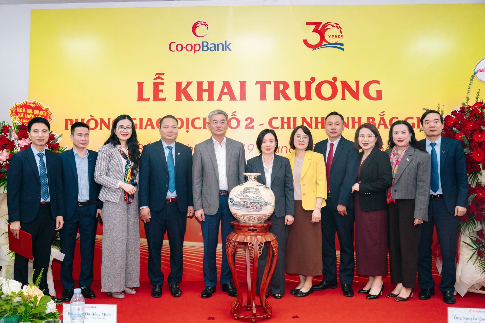 Ông Nguyễn Quốc Cường - Chủ tịch Hội đồng quản trị Co-opBank và bà Phạm Thị Hồng Minh - Thành viên Hội đồng quản trị, Tổng giám đốc Co-opBank trao Quyết định thành lập và quà tặng PGD số 2 - Co-opBank chi nhánh Bắc Giang.