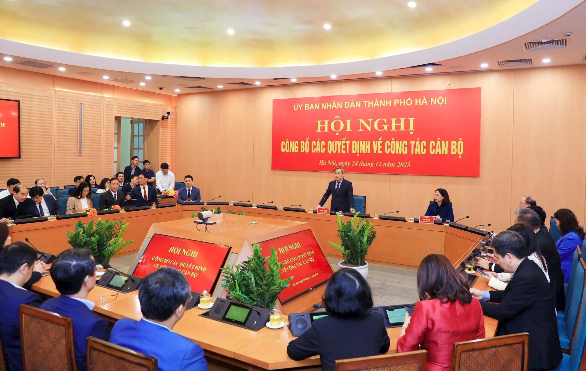 Ủy viên Trung ương Đảng, Phó Bí thư Thành ủy, Chủ tịch UBND thành phố Hà Nội Vũ Đại Thắng chủ trì Hội nghị trao các Quyết định về công tác cán bộ. Ảnh: Viết Thành Ủy viên Trung ương Đảng, Phó Bí thư Thành ủy, Chủ tịch UBND thành phố Hà Nội Vũ Đại Thắng chủ trì Hội nghị trao các Quyết định về công tác cán bộ. Ảnh: Viết Thành