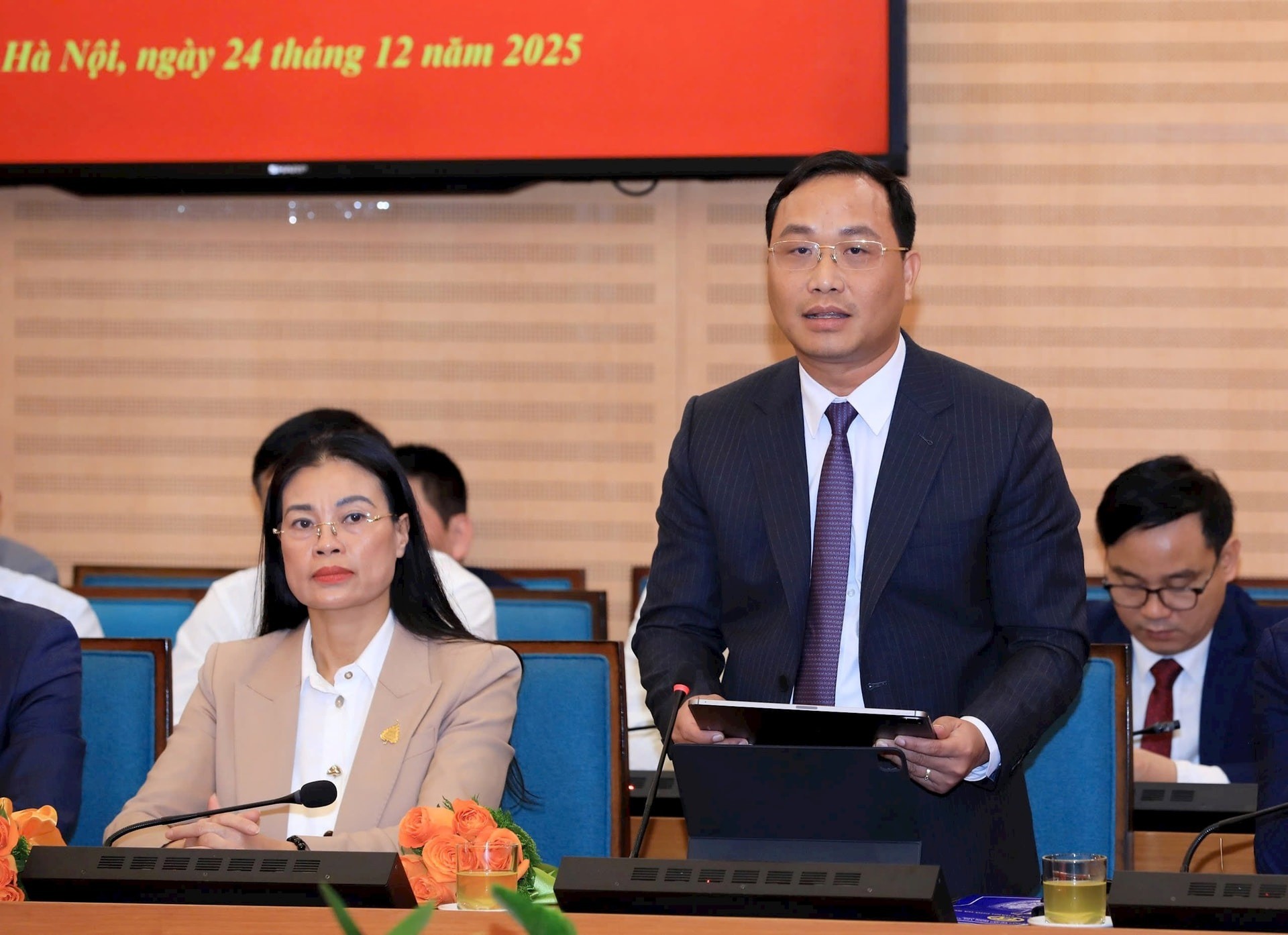 Đồng chí Nguyễn Tiến Thiết, tân Chánh Văn phòng UBND thành phố Hà Nội phát biểu. Ảnh: Viết Thành Đồng chí Nguyễn Tiến Thiết, tân Chánh Văn phòng UBND thành phố Hà Nội phát biểu. Ảnh: Viết Thành