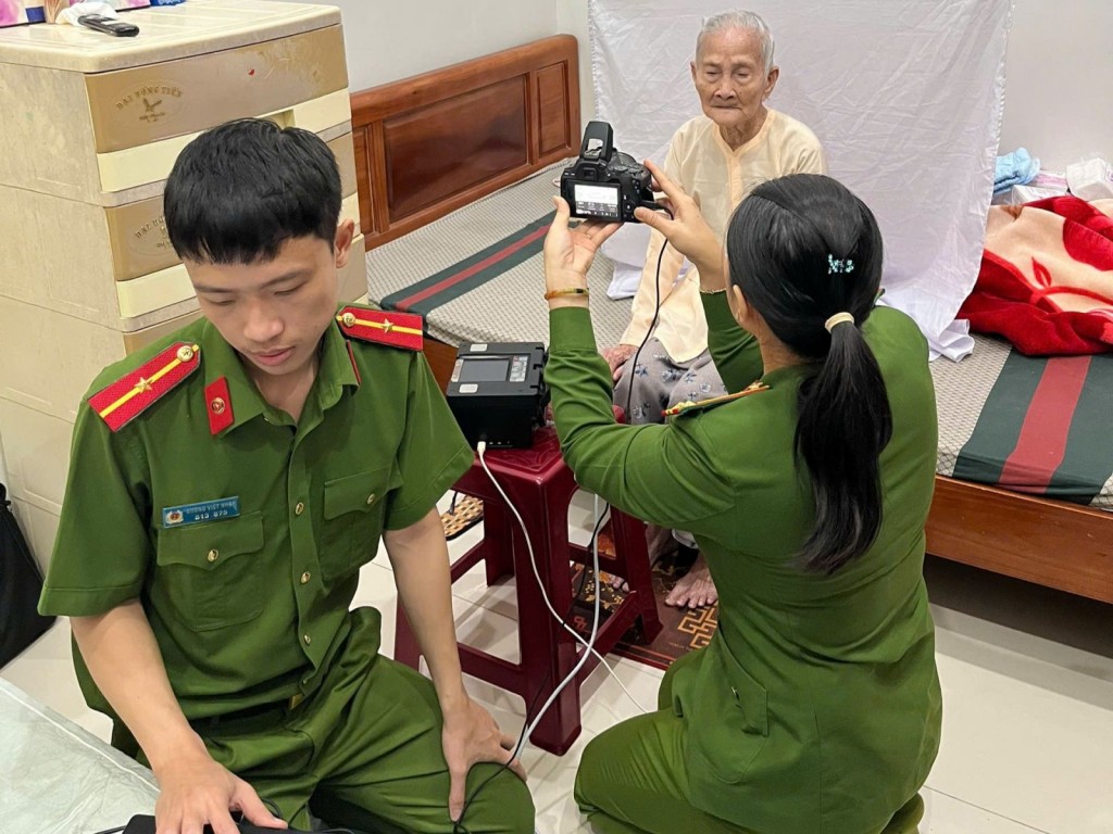 Cán bộ Phòng CSQLHC về TTXH làm thủ tục cấp căn cước tại nhà đối với người già, yếu
