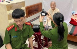 Công an Quảng Ngãi đến tận nhà người dân thực hiện cấp căn cước