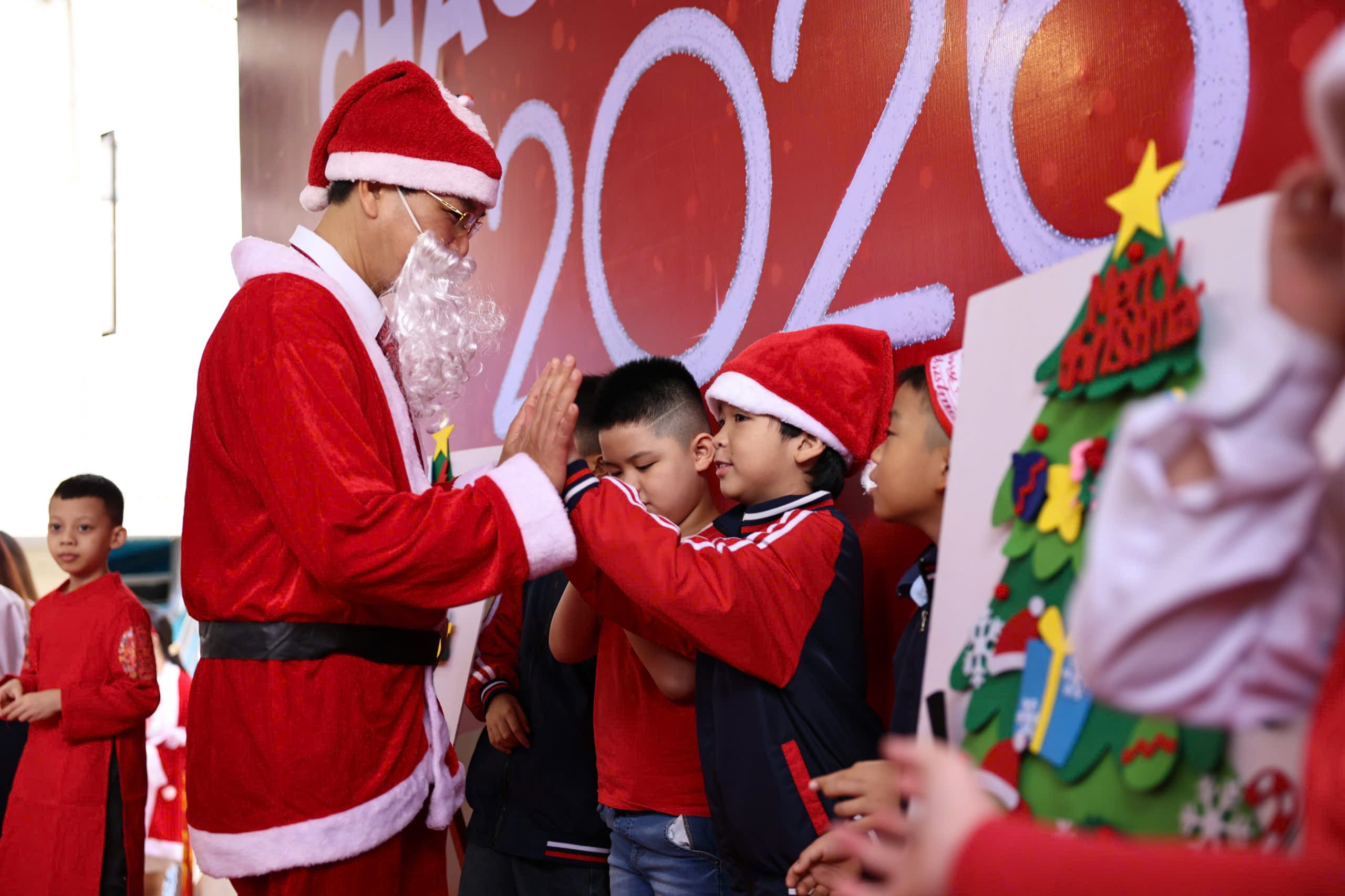 Bạn nhỏ nào cũng được nhận quà từ ông già Noel. (Ảnh: Thanh Tùng)