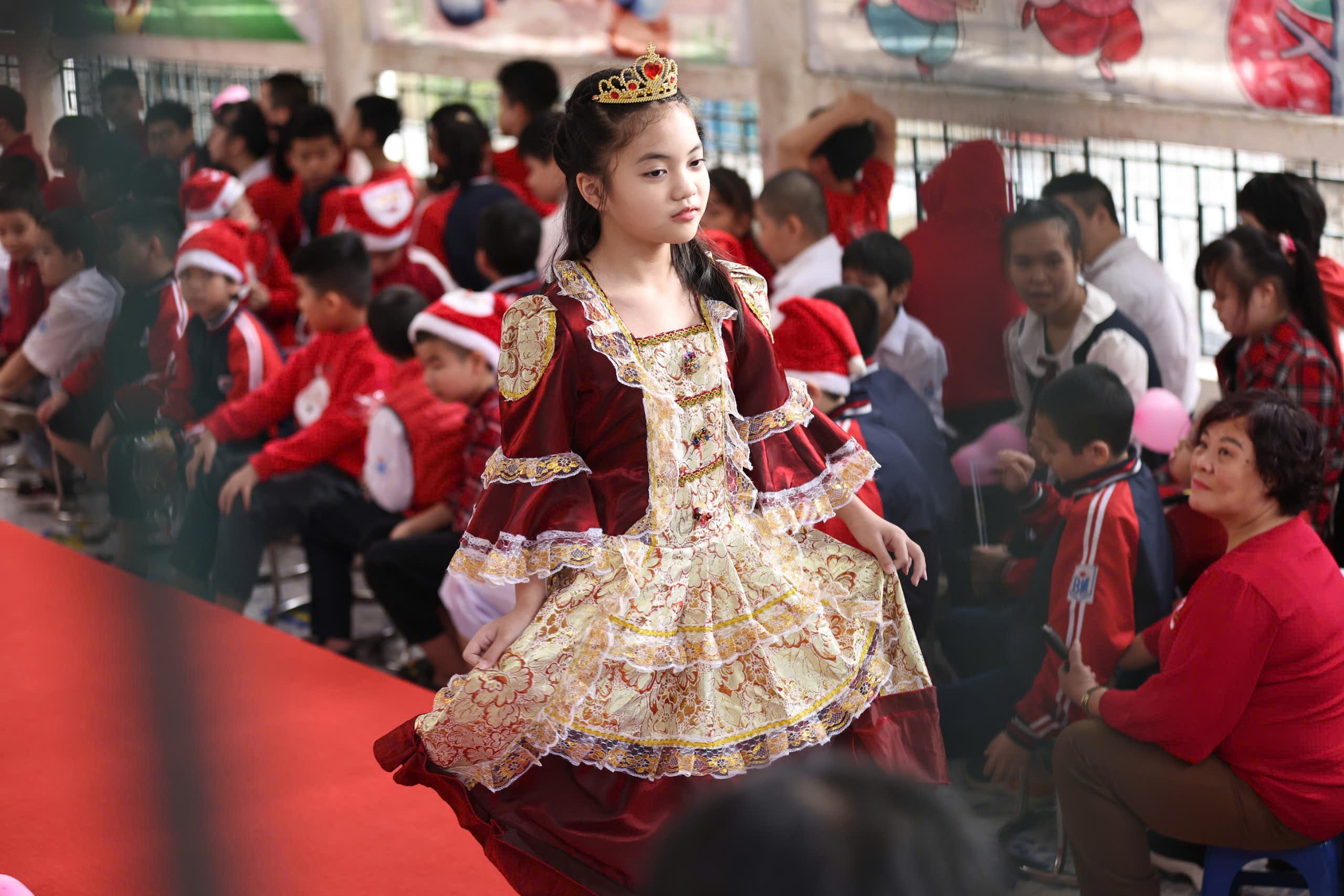 Gương mặt sáng bừng đầy tự tin của các em học sinh Tiểu học Bình Minh trong ngày Noel. (Ảnh: Thanh Tùng)