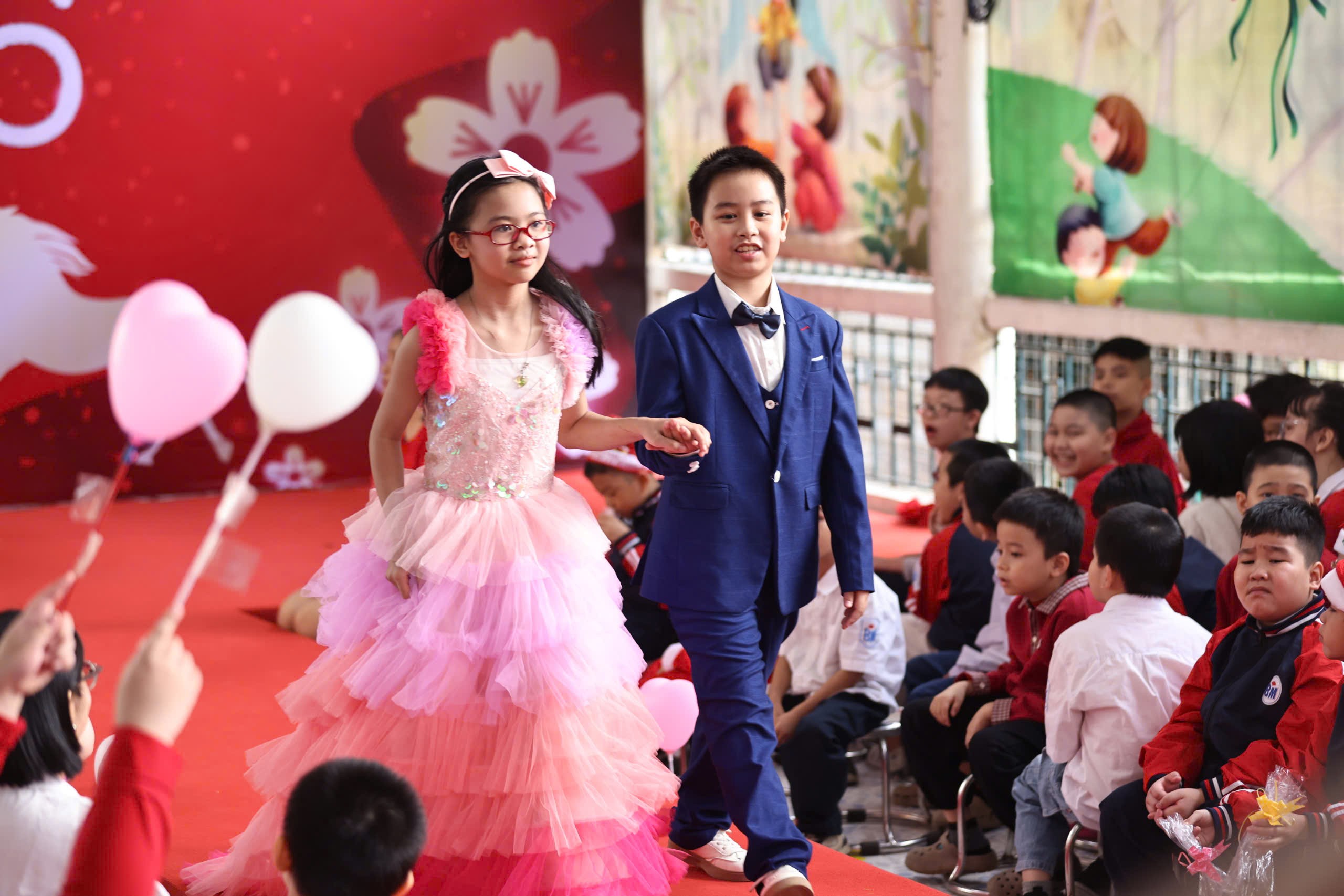 Các bạn nhỏ tự tin sải bước hoạt động trình diễn thời trang với chủ đề “Vũ điệu Giáng sinh & Ước mơ 2026” . (Ảnh: Thanh Tùng)