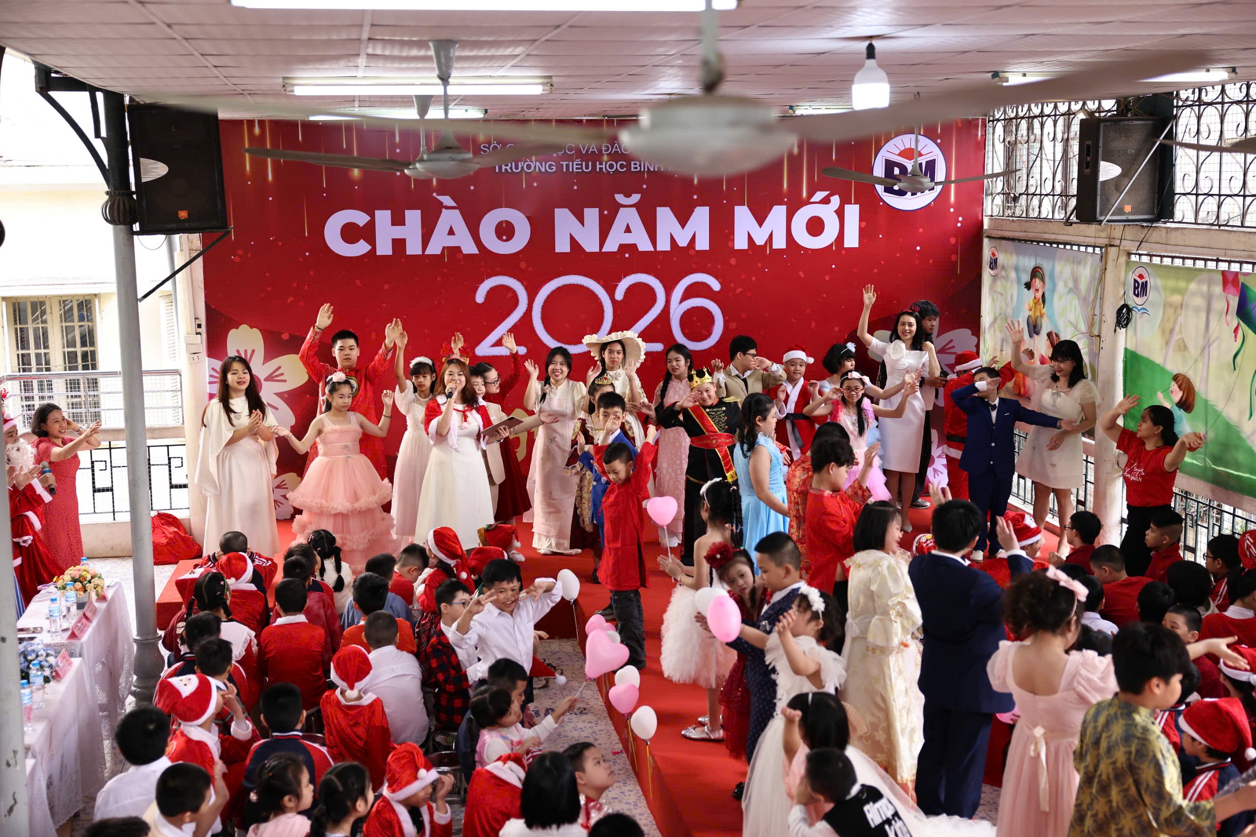 Không khí Giáng sinh ngập tràn trong ngôi trường Bình Minh. (Ảnh: Thanh Tùng)