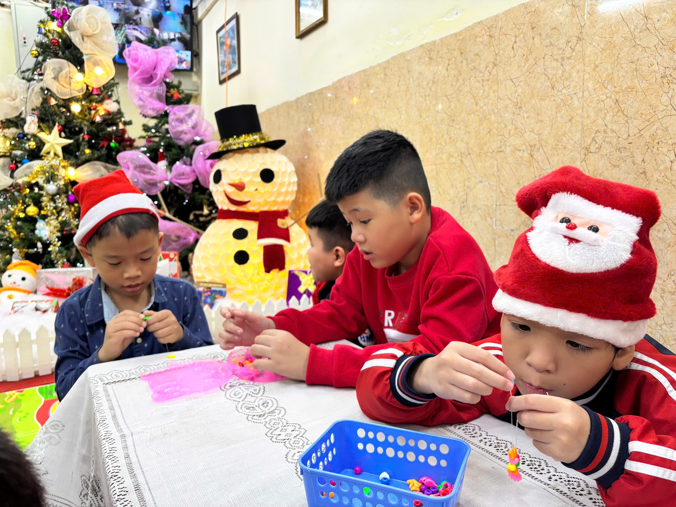 các em tiếp tục tham gia khu trải nghiệm “Xưởng chế tạo của các thiên thần nhỏ”, nơi các em được tự tay làm những sản phẩm handmade như vòng tay, móc khóa, quà tặng dành cho gia đình