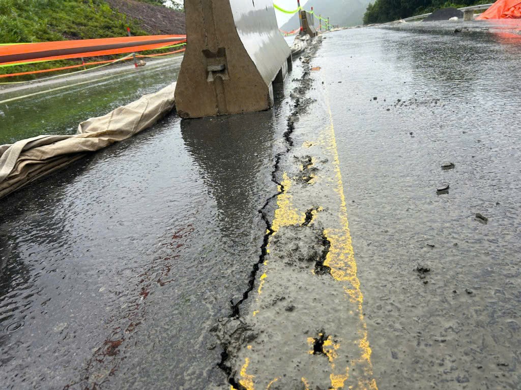 Đà Nẵng tập trung nguồn lực triển khai sửa chữa cấp bách hàng loạt công trình hạ tầng bị hư hỏng nặng do mưa bão. Đà Nẵng tập trung nguồn lực triển khai sửa chữa cấp bách hàng loạt công trình hạ tầng bị hư hỏng nặng do mưa bão.