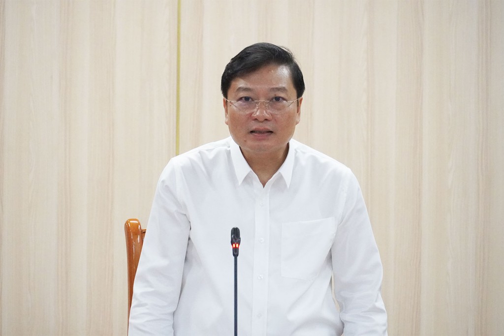 Chủ tịch UBND tỉnh Quảng Trị Lê Hồng Vinh phát biểu tại cuộc họp Chủ tịch UBND tỉnh Quảng Trị Lê Hồng Vinh phát biểu tại cuộc họp