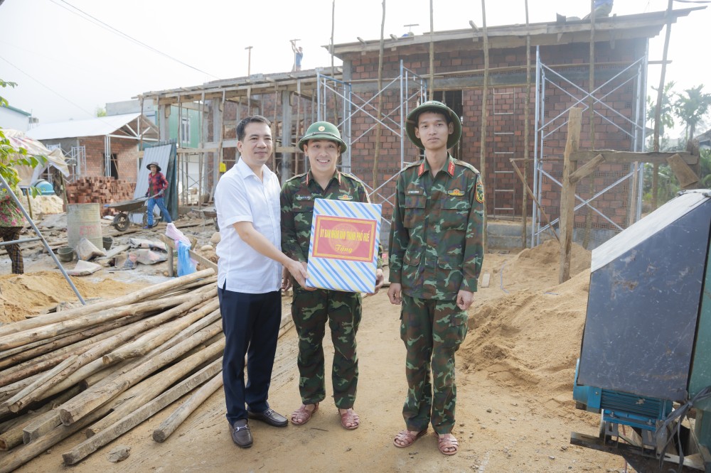 Lãnh đạo TP Huế tặng quà động viên lực lượng quân đội hỗ trợ bà con xây dựng nhà theo “Chiến dịch Quang Trung”