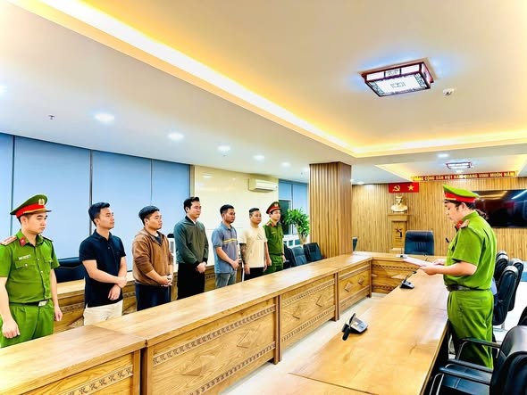 Các đối tượng tại cơ quan Công an (Ảnh: C.A Đà Nẵng)