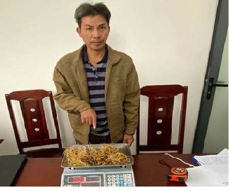 đối tượng Phạm Văn Thuận cùng tang vật tại cơ quan Công an (Ảnh: C.A Đà Nẵng)