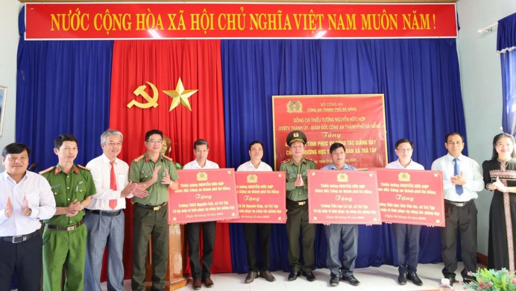 Thiếu tướng Nguyễn Hữu Hợp cùng đoàn công tác trao tặng 40 bộ máy tính cho 4 trường ở Trà Tập.