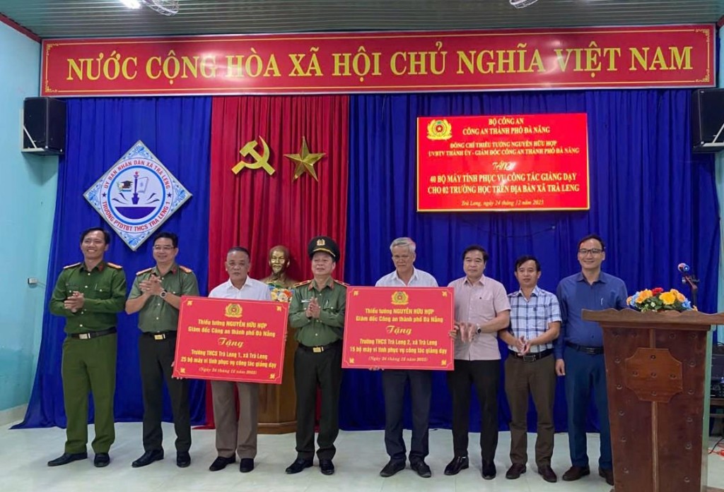 Thiếu tướng Nguyễn Hữu Hợp cùng đoàn công tác trao tặng 40 bộ máy tính cho 2 trường ở Trà Leng