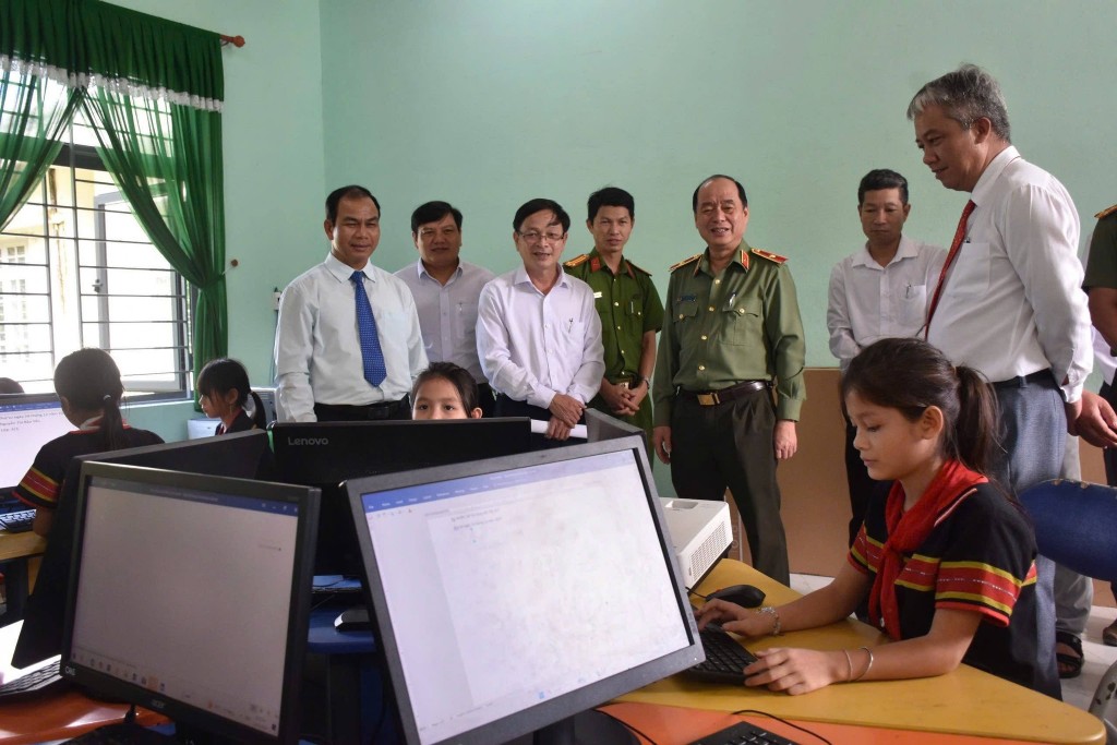 Việc hỗ trợ máy vi tính có ý nghĩa thiết thực trong việc cải thiện điều kiện học tập và tiếp cận tri thức cho học sinh vùng khó khă