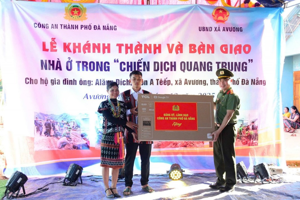 Đại tá Nguyễn Xuân Hoàng tặng quà mừng tân gia gia đình anh Alăng Đích (Ảnh: C.A Đà Nẵng)