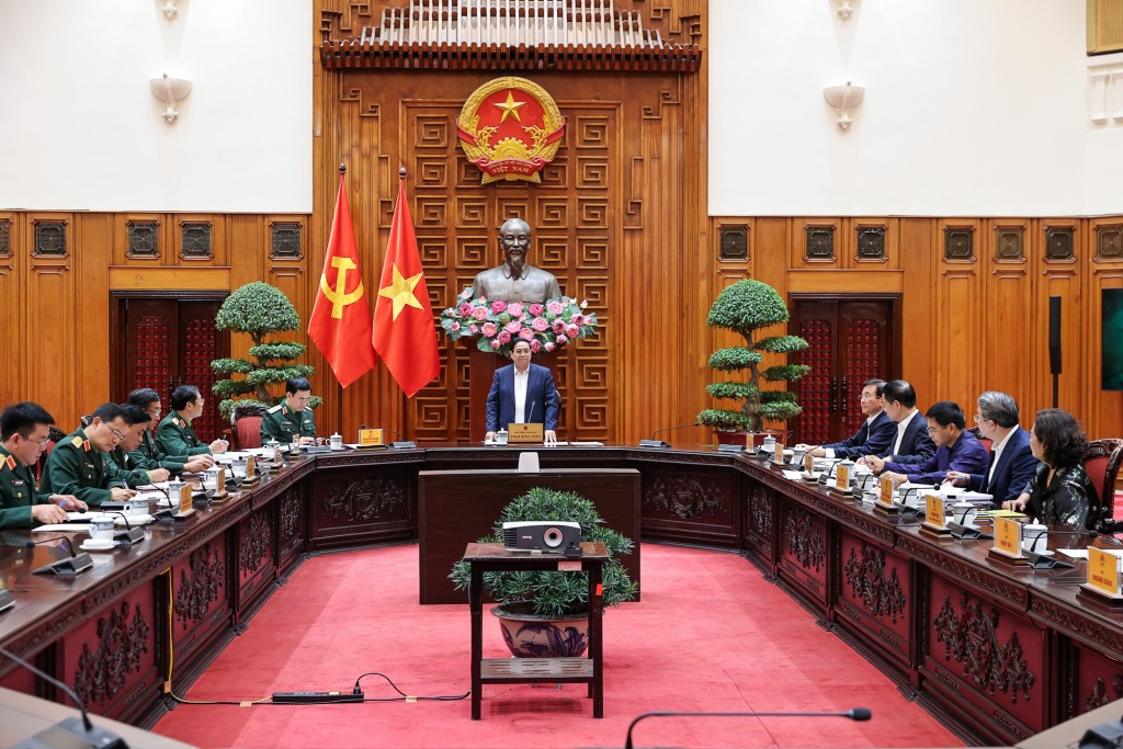 Thủ tướng Phạm Minh Chính chủ trì cuộc làm việc với Bộ Quốc phòng và các bộ, ngành liên quan nhằm triển khai các nhiệm vụ quân sự, quốc phòng năm 2026 - Ảnh: VGP/Nhật Bắc