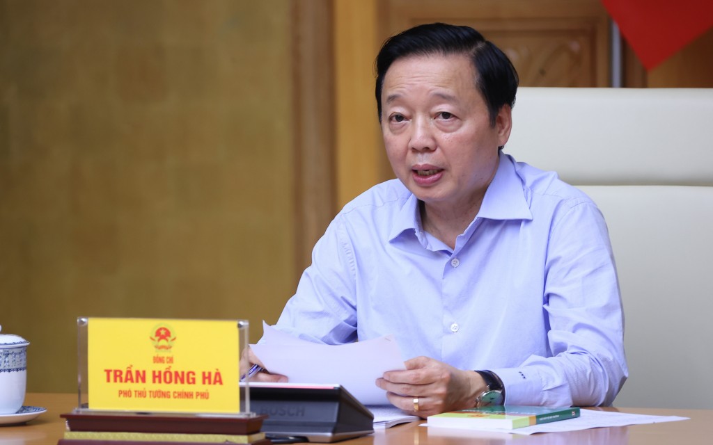 Phó Thủ tướng Trần Hồng Hà chủ trì cuộc họp nghe báo cáo, cho ý kiến về nội dung dự thảo Nghị định quy định chi tiết một số điều của Luật Bảo vệ môi trường về trách nhiệm tái chế sản phẩm, bao bì và trách nhiệm xử lý chất thải của nhà sản xuất, nhà nhập khẩu - Ảnh: VGP/Minh Khôi