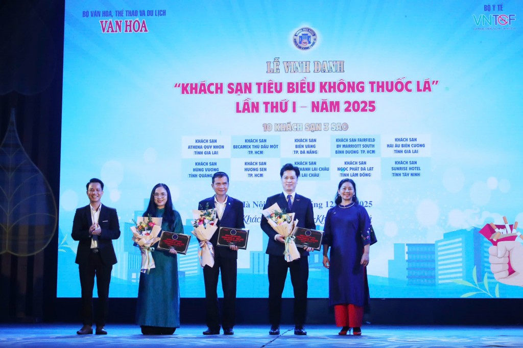 Trao bằng vinh danh cho các khách sạn 3 sao