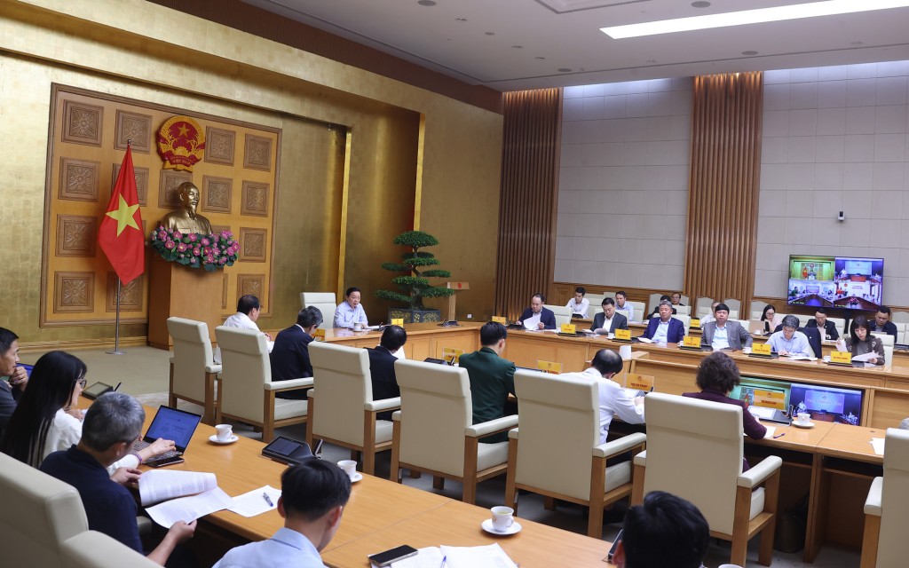 Phó Thủ tướng Trần Hồng Hà nhấn mạnh yêu cầu trọng tâm là tháo gỡ các vướng mắc trong khâu tổ chức thực hiện để nguồn tiền EPR đã được doanh nghiệp tự nguyện đóng góp có thể được giải ngân và phát huy hiệu quả - Ảnh: VGP/Minh Khôi