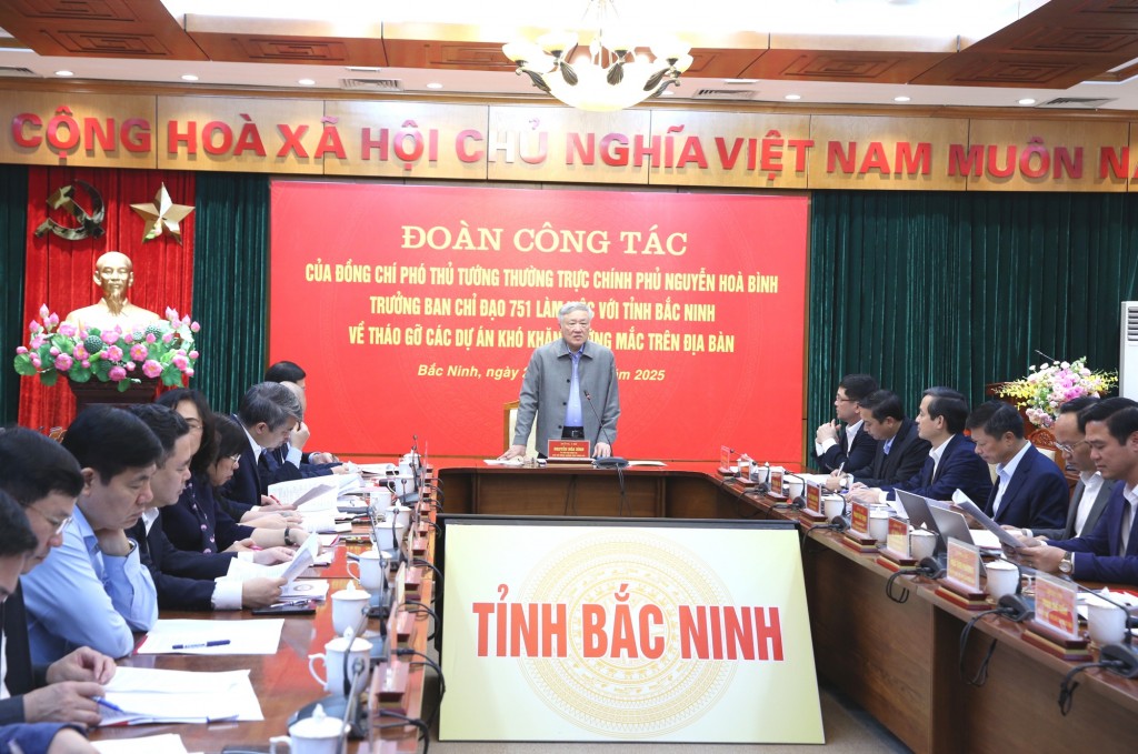 Phó Thủ tướng Thường trực Chính phủ Nguyễn Hòa Bình yêu cầu Bắc Ninh tiếp tục phát huy tinh thần chủ động, tích cực trong xử lý, phối hợp xử lý để đẩy nhanh hơn nữa việc tháo gỡ cho các dự án có có khăn, vướng mắc trên địa bàn - Ảnh: VGP/Nguyễn Hoàng