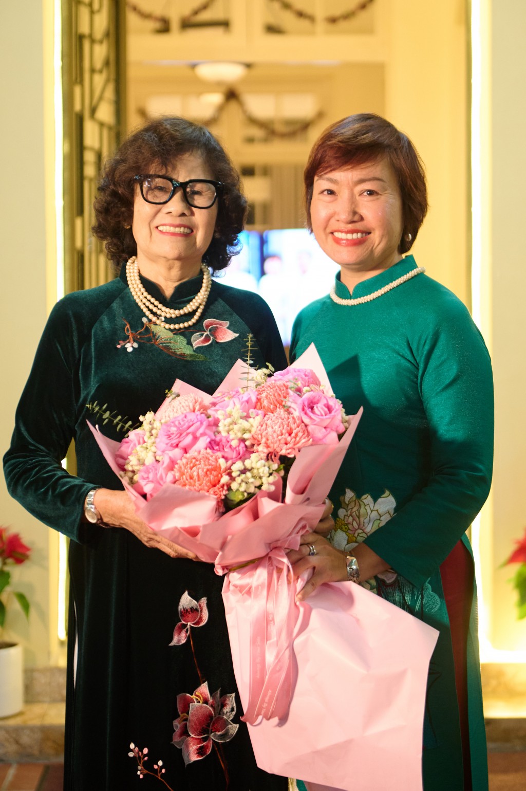 Người phụ nữ đầu tiên tại Việt Nam được phong tặng danh hiệu MBE của Vương quốc Anh Người phụ nữ đầu tiên tại Việt Nam được phong tặng danh hiệu MBE của Vương quốc Anh