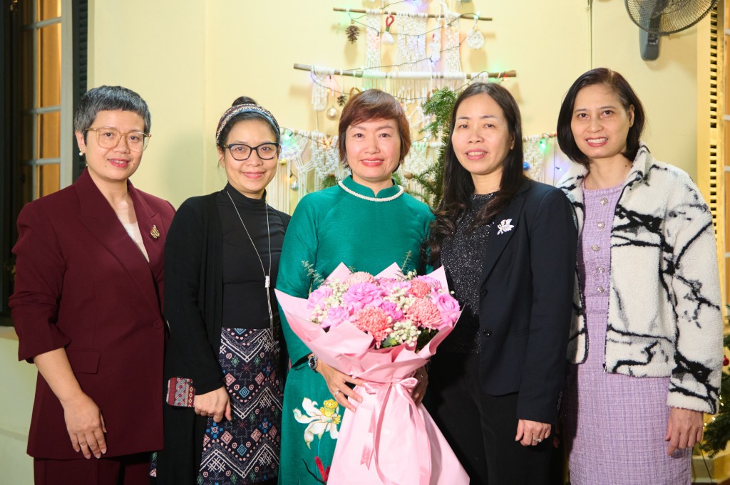 Người phụ nữ đầu tiên tại Việt Nam được phong tặng danh hiệu MBE của Vương quốc Anh Người phụ nữ đầu tiên tại Việt Nam được phong tặng danh hiệu MBE của Vương quốc Anh