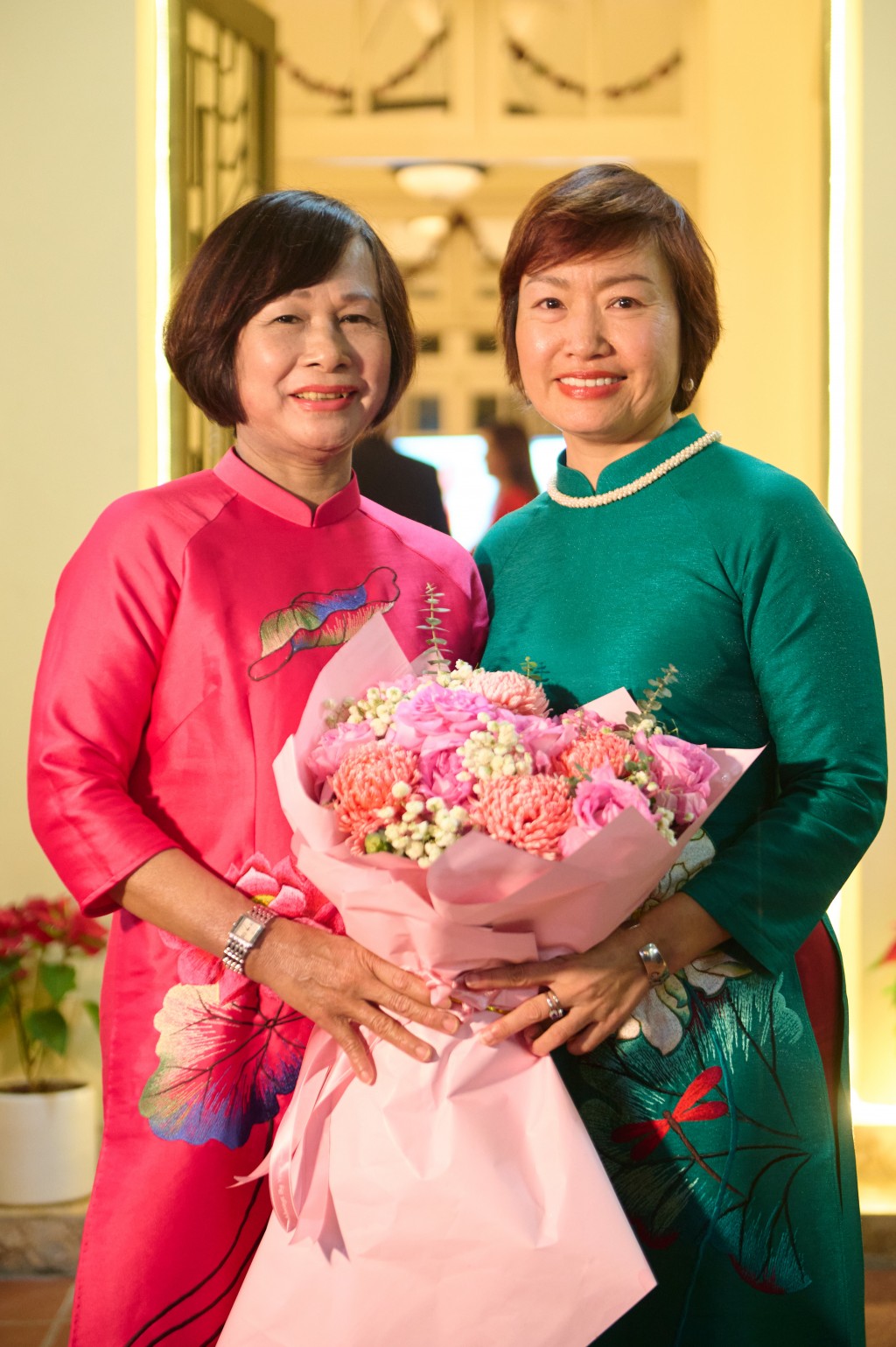 Người phụ nữ đầu tiên tại Việt Nam được phong tặng danh hiệu MBE của Vương quốc Anh Người phụ nữ đầu tiên tại Việt Nam được phong tặng danh hiệu MBE của Vương quốc Anh